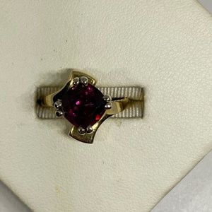NWOT 14K Yellow Gold Cushion Cut Garnet Ring